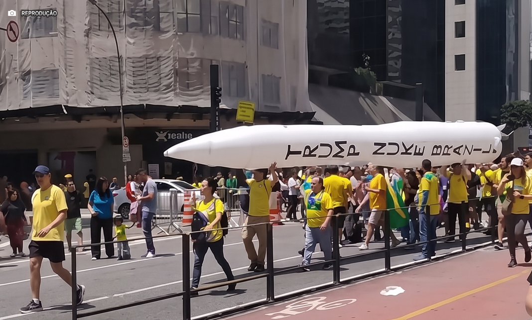 Manifestantes pedem bomba atômica dos EUA no Brasil em ato de Flávio Bolsonaro Manifestantes pedem bomba atômica dos EUA no Brasil em ato de Flávio Bolsonaro