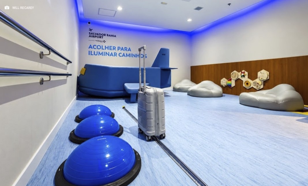 Aeroportos ampliam salas de acolhimento para passageiros neurodivergentes Aeroportos ampliam salas de acolhimento para passageiros neurodivergentes